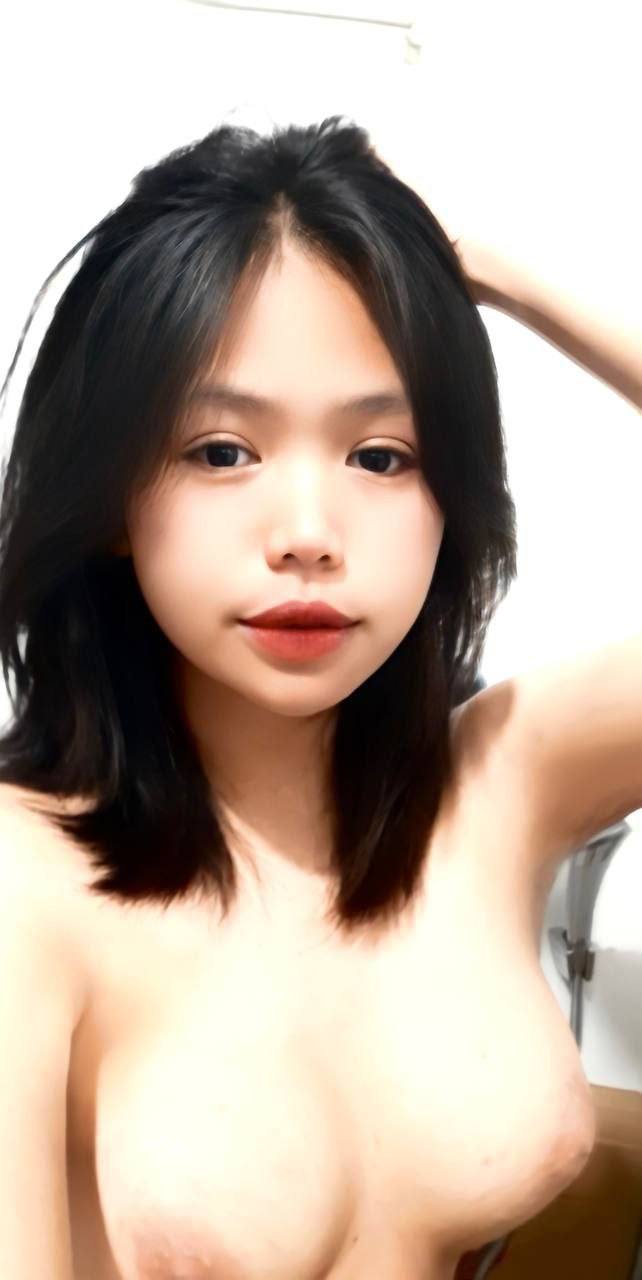 Em có muốn nếm thử vị sữa từ đầu vú chị không