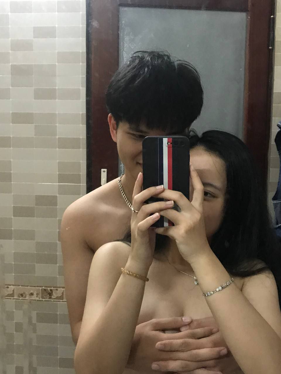 Cơn bão lớn, cô giáo bị kẹt lại lớp với cậu học trò