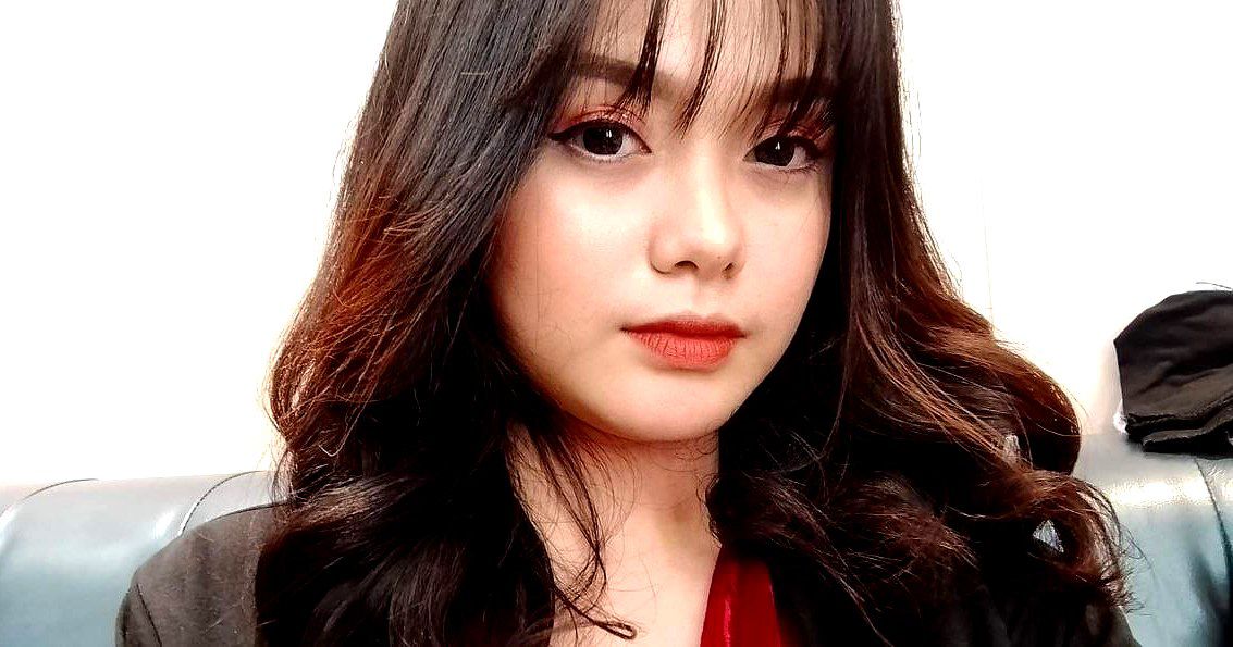 Kính cận ngồi xoa bím