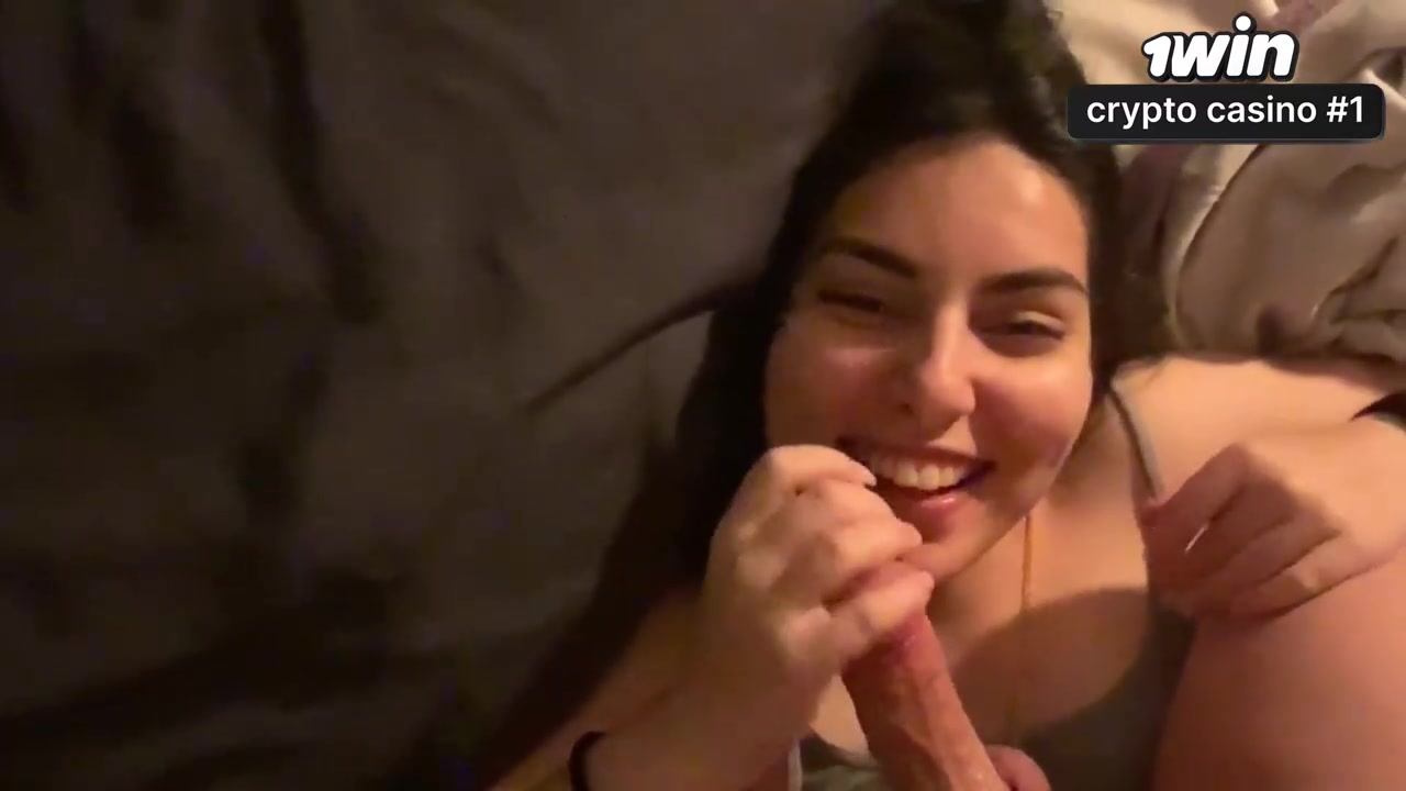 Morena sensuous exibe sua namorada gótica em cenas picantes de sexo amador com m